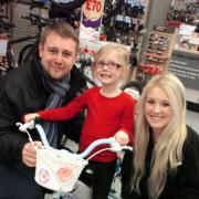 Emily Holden, aged five, with dad Lee and Ashlea Bullock from Halfords 	mbae131212