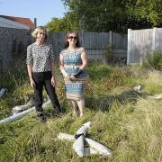 Cllr Judith Wheeler (l) and Cllr Sharon Harris at Guernsey Close in Appleton Photo by Mike Boden