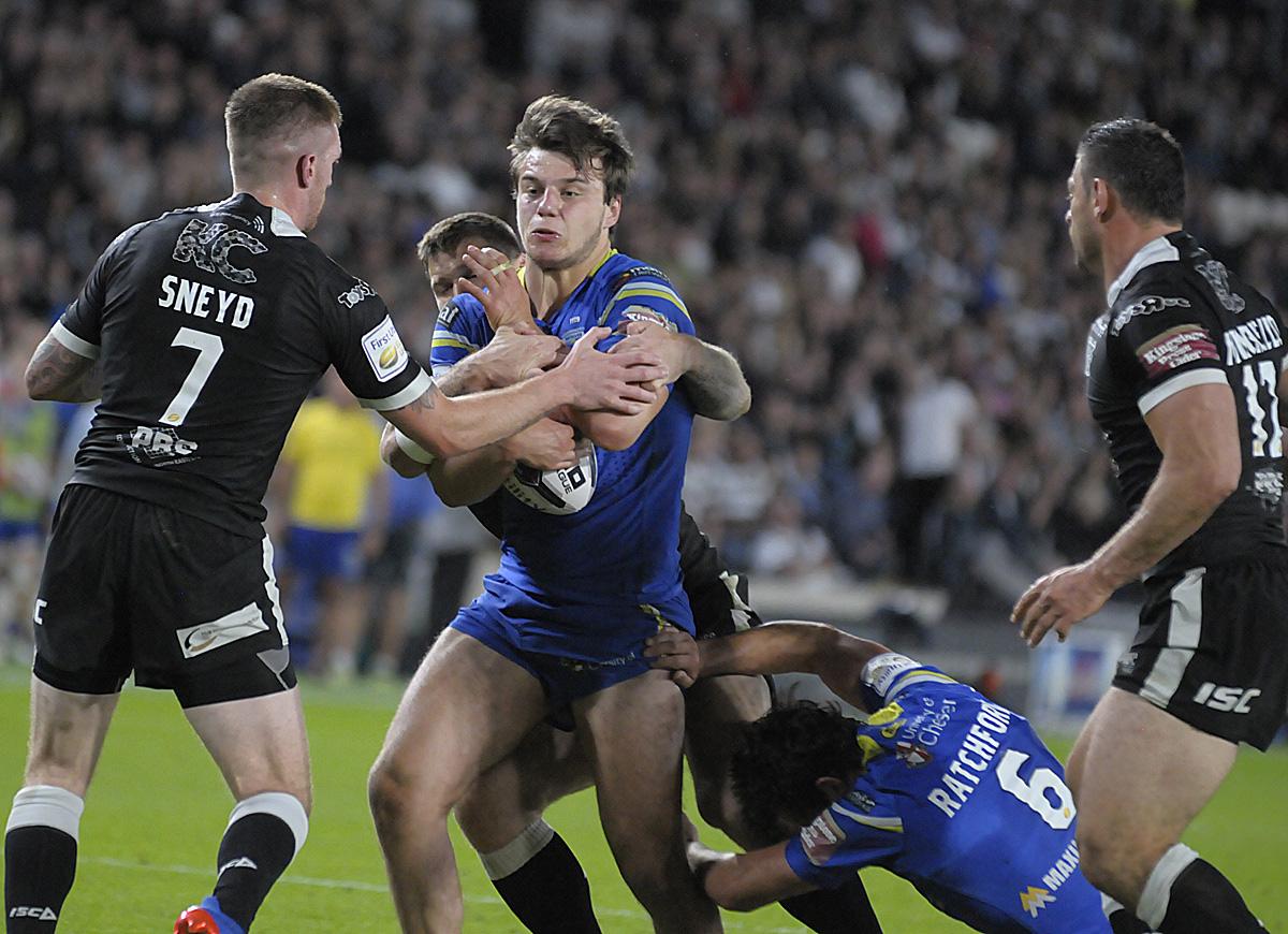 Action from the League Leaders' Shield decider between Wolves and Hull FC at KCOM Stadium. Pictures by Mike Boden