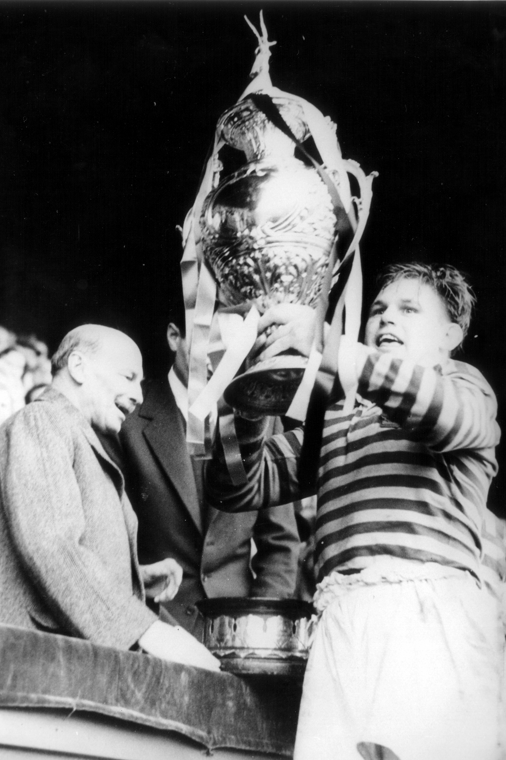 Harry Bath lifts the Challenge Cup in 1950