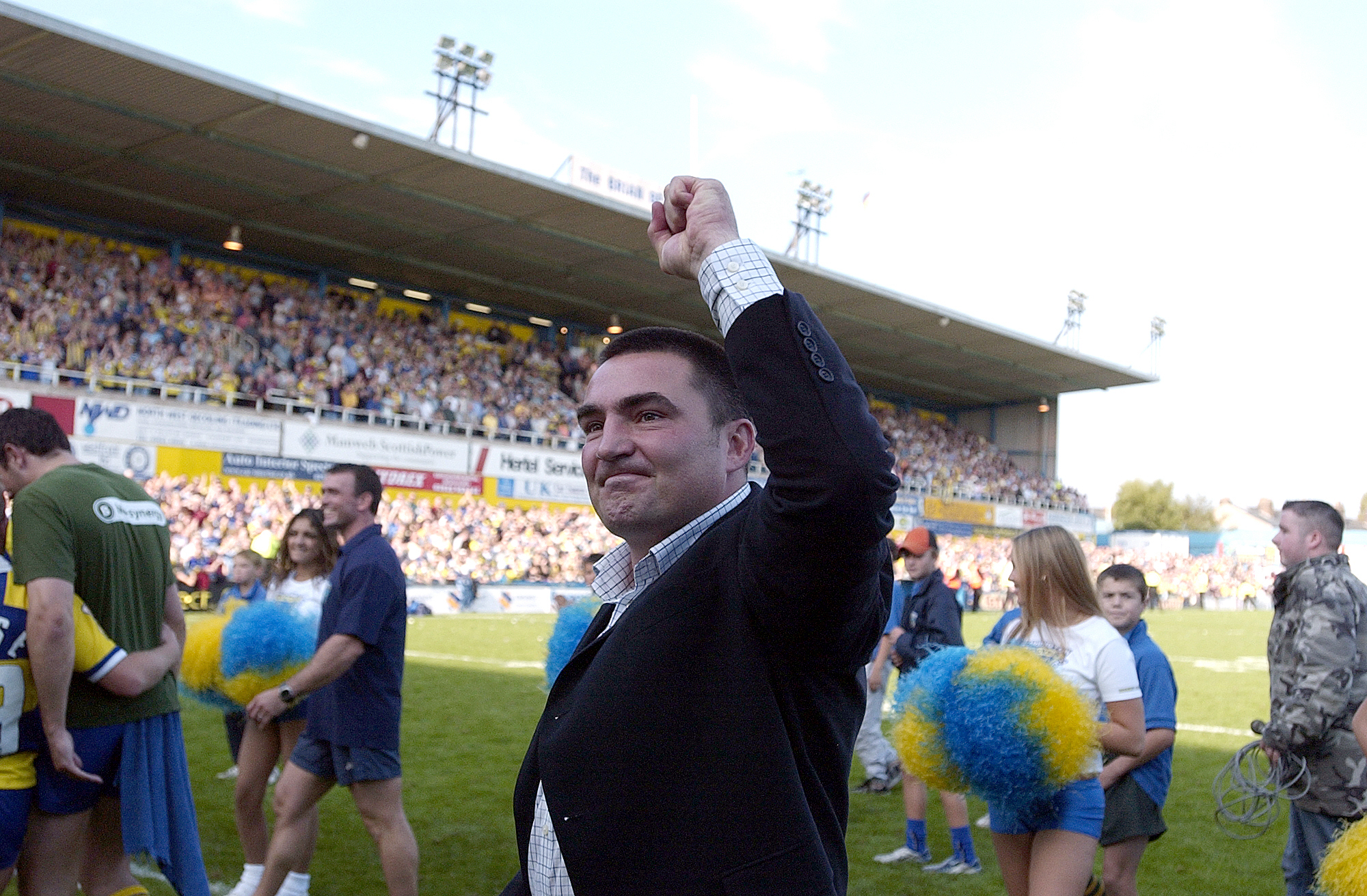 n 2003 > Head coach Paul Cullen salutes fans after the last league game at Wilderspool
