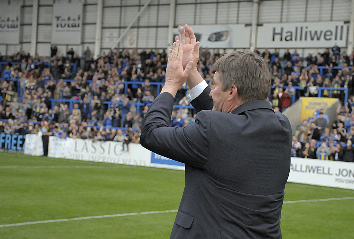 Tony Smith salutes the Halliwell Jones Stadium crowd after his last game as Warrington Wolves head coach back in 2017. Picture by Mike Boden