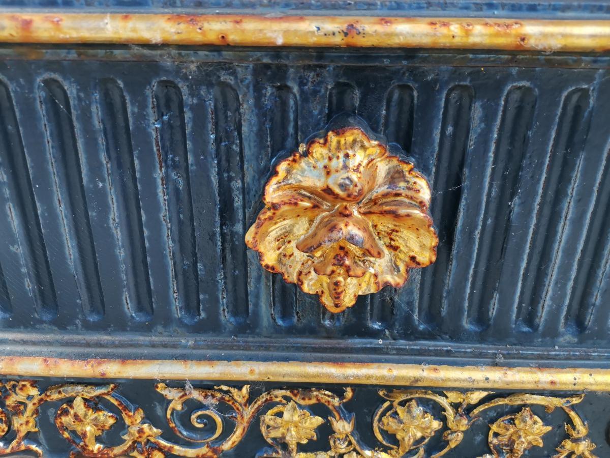 Photos showing apparent rust on the Golden Gates