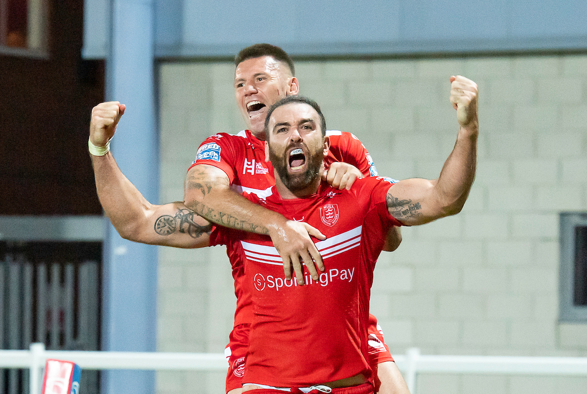 The likes of Shaun Kenny-Dowall and Kane Linnett lurk on the Hull KR left edge. Picture by SWPix.com