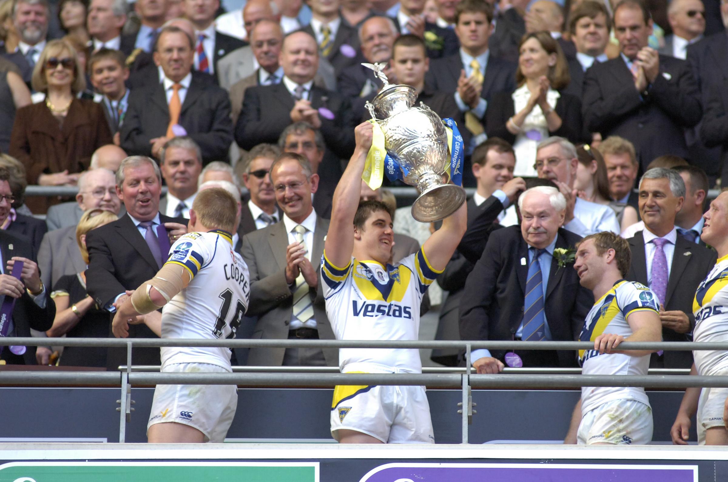 Tyrone McCarthy lifts the Challenge Cup in 2009. Picture by Mike Boden