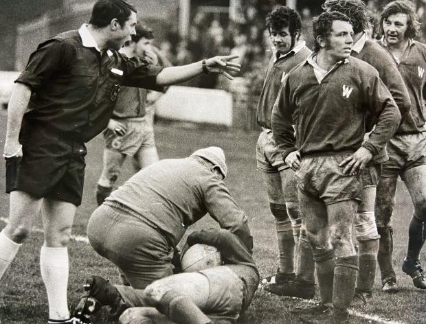 Warrington Guardian: Referee Billy Thompson lays down the law to Warrington Wolves players at Wilderspool