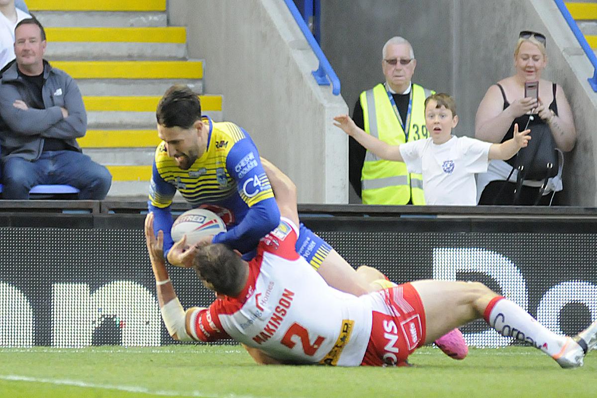 Gareth Widdop scores for Warrington Wolves against St Helens. Picture by Mike Boden