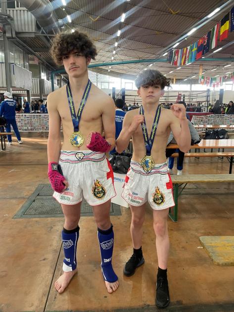I fratelli Warrington vincono medaglie mondiali ed europee nella Muay Thai