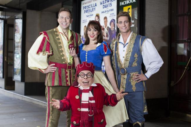 Warwick Davis with the Snow White cast Tam Ryan, Natalie Andreou and Philip Olivier