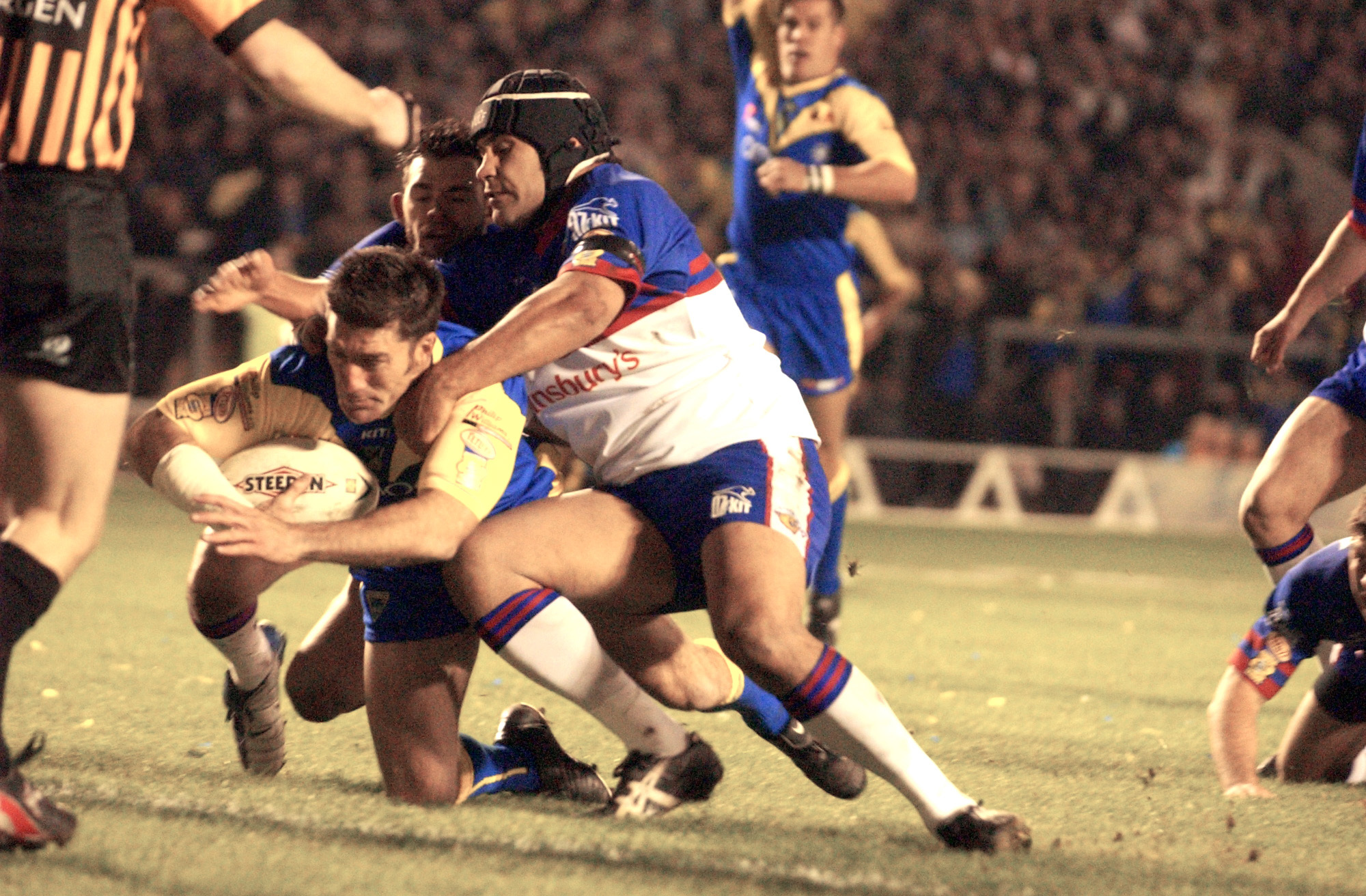 n 2004 > Nathan Wood scores the first try at the new Halliwell Jones Stadium